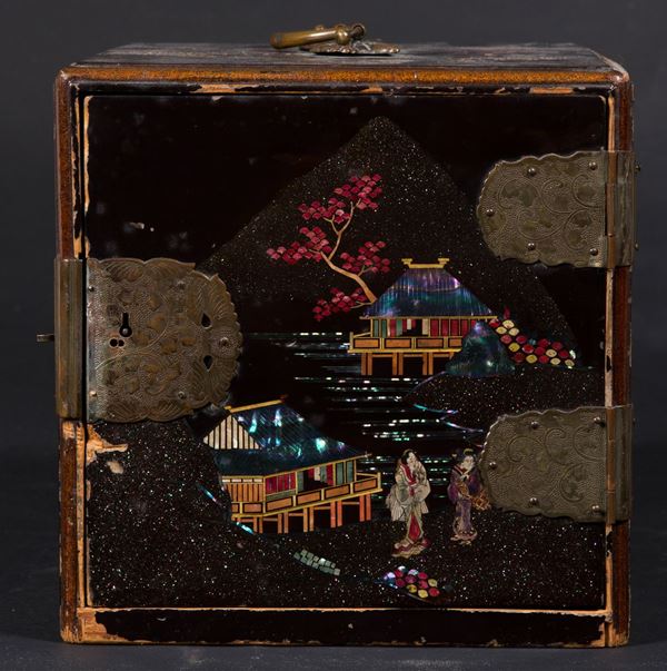 A lacquered wood jewel box with naturalistic decoration, Japan, 20th century
