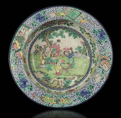 Bacile Yixing a Smalti Policromi con Decoro Centrale di Attendenti con Fanciulli, Cina, Dinastia ...