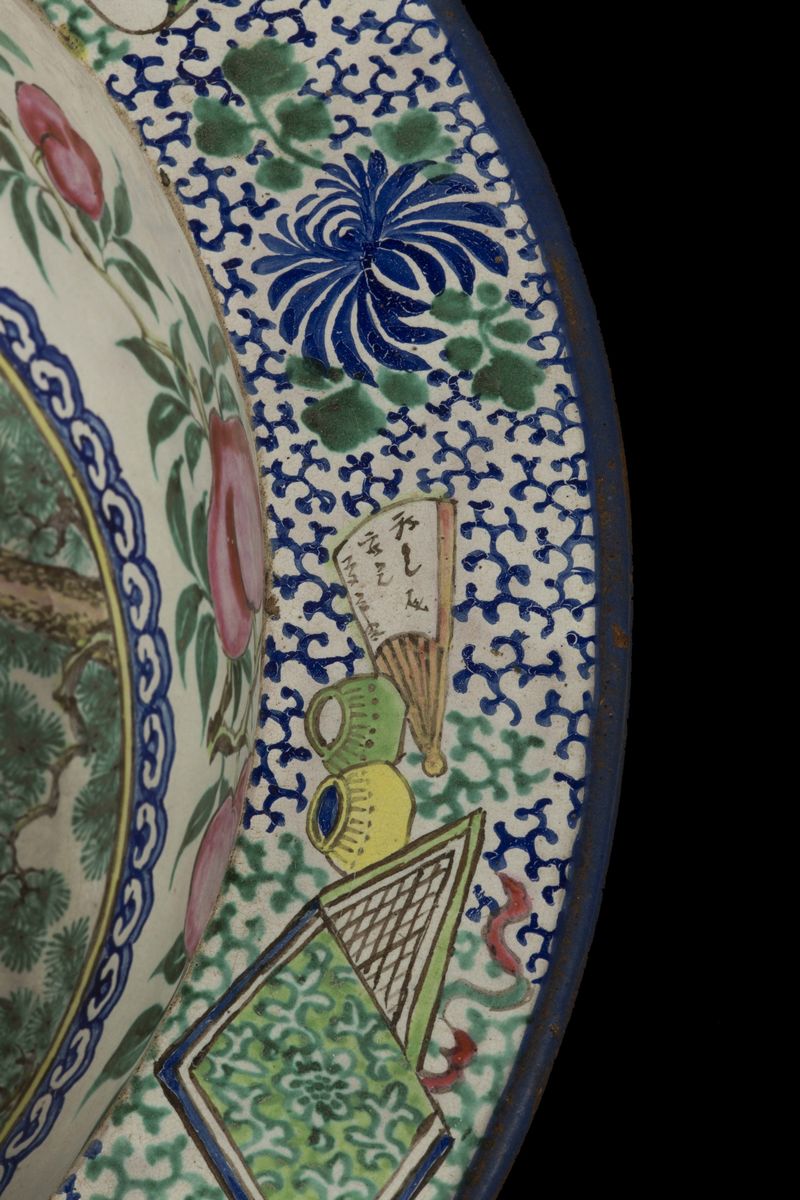 Bacile Yixing a Smalti Policromi con Decoro Centrale di Attendenti con Fanciulli, Cina, Dinastia ...