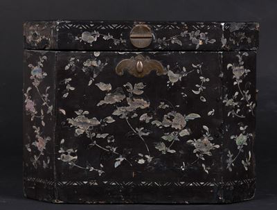 Tea Caddy in Legno Laccato Burgauté con Intarsi in Madeperla a Decoro Naturalistico, Cina, Dinast...