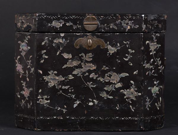 A lac-burgauté and mother-of-pearl tea caddy with naturalistic decoration, China, Qing Dynasty, late 19th century