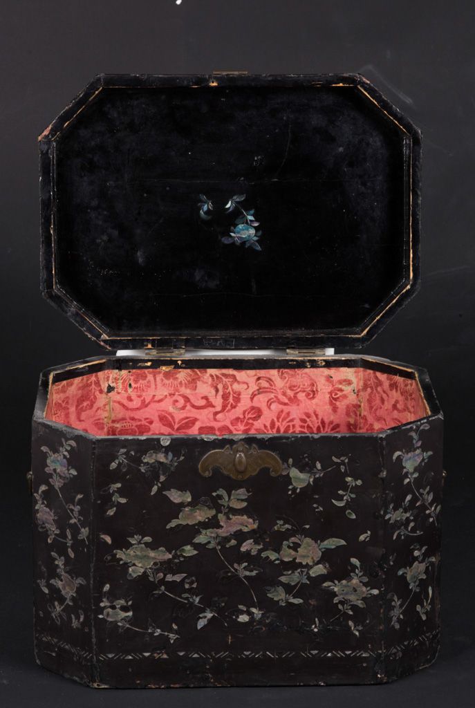 Tea Caddy in Legno Laccato Burgauté con Intarsi in Madeperla a Decoro Naturalistico, Cina, Dinast...