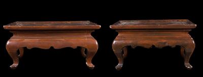 Coppia di Tavolini da The in Legno e Lacca con Immagini di Guanyin, Cina, Dinastia Qing, XIX Seco...