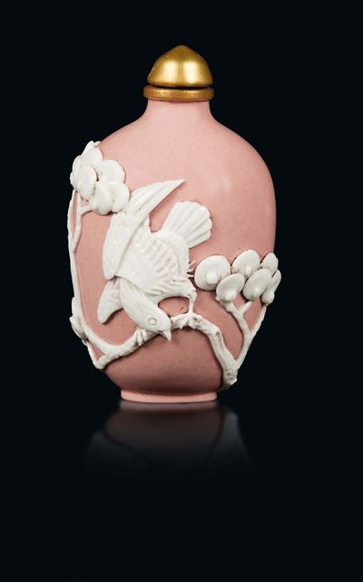Snuff Bottle in Porcellana a Sfondo Rosa con Decoro di Volatili a Rilievo, Cina, XX Secolo