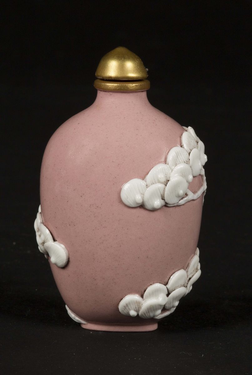 Snuff Bottle in Porcellana a Sfondo Rosa con Decoro di Volatili a Rilievo, Cina, XX Secolo