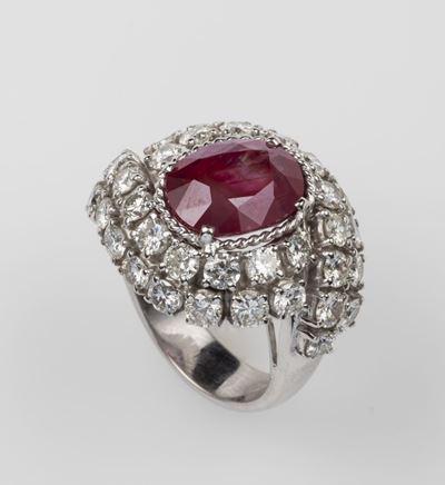 Anello con Rubino Burma di Ct 8,63 con Diamanti