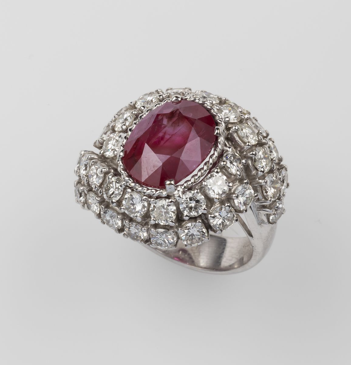 Anello con Rubino Burma di Ct 8,63 con Diamanti
