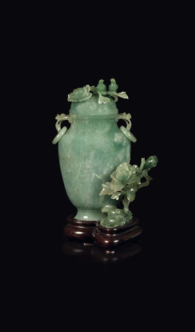 Vaso in Giadeite con Decoro a Rilievo di Fiori ed Uccelli, Cina, Inizio XX Secolo