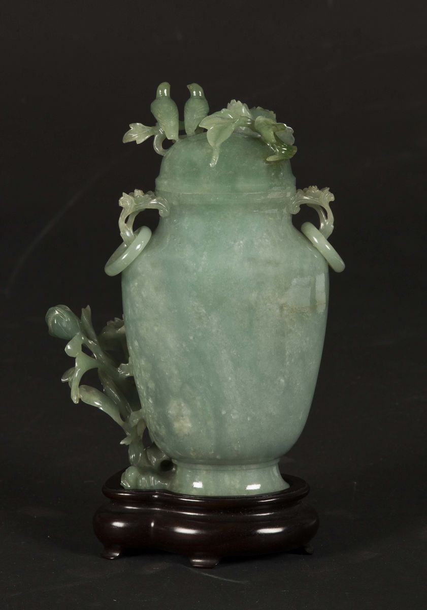 Vaso in Giadeite con Decoro a Rilievo di Fiori ed Uccelli, Cina, Inizio XX Secolo
