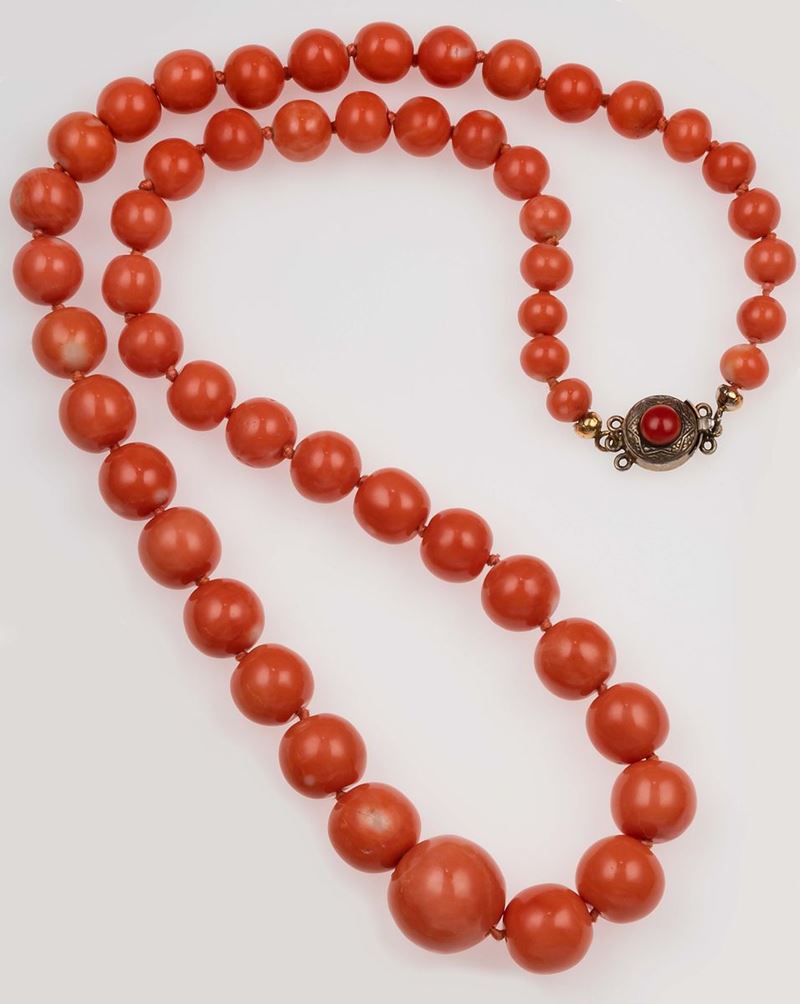 Graduated coral beads necklace  - Auction Fine Jewels - II - Cambi Casa d'Aste
