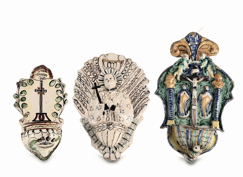 Tre acquasantiere Italia Meridionale, botteghe diverse dal XVIII al XIX secolo  - Auction Majolica from 15th to 19th century - Cambi Casa d'Aste