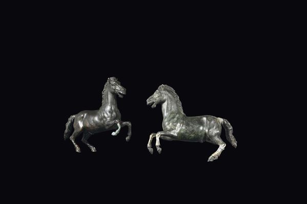 Coppia di cavalli rampanti in bronzo fuso e cesellato. Fonditore italiano barocco del XVII-XVIII secolo