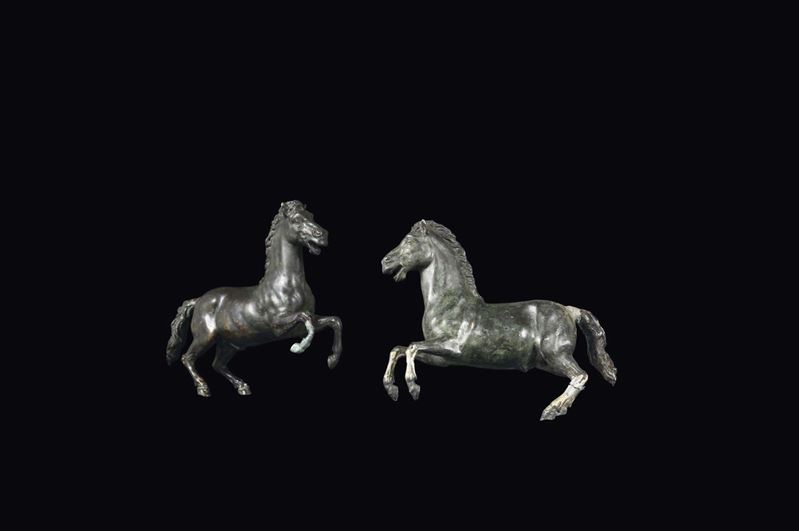 Coppia di cavalli rampanti in bronzo fuso e cesellato. Fonditore italiano barocco del XVII-XVIII secolo  - Asta Scultura e Oggetti d'Arte - Cambi Casa d'Aste