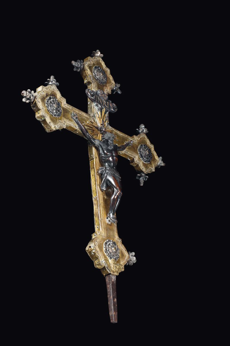 Croce Processionale in Bronzo, Rame e Argento Fuso, Sbalzato, Cesellato e Dorato. Manifattura Tos...