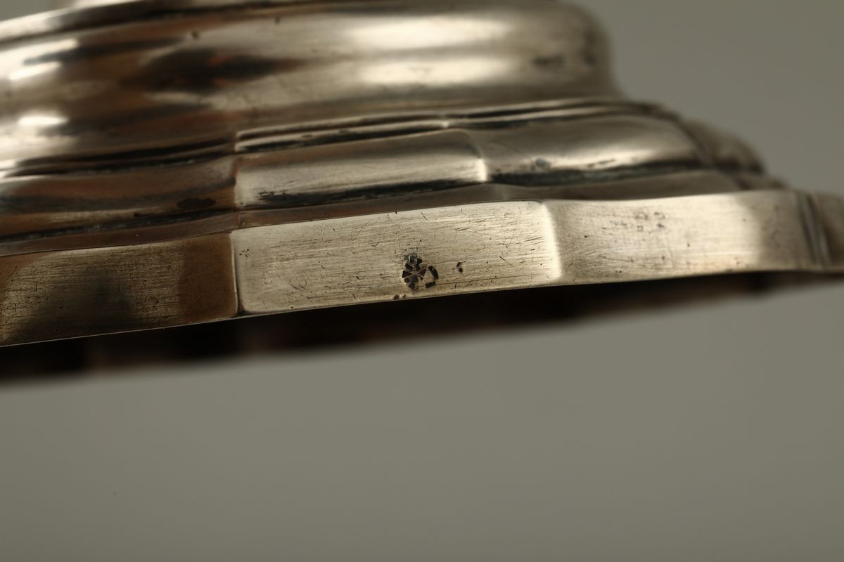 Coppia di Candelieri in Argento Sbalzato e Cesellato, Roma, XVIII Secolo, Bollo Camerale e Altro ...