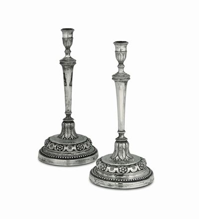 Coppia di Candelieri Neoclassici in Argento Sbalzato Cesellato, Firenze Fine XVIII Secolo, Bollo ...