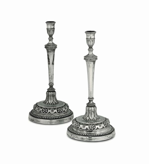 A pair of Neoclassical candlesticks in embossed and chiselled silver, Florence, end of the 18th century, Filippo Caglieri ? (1746 - 1780)