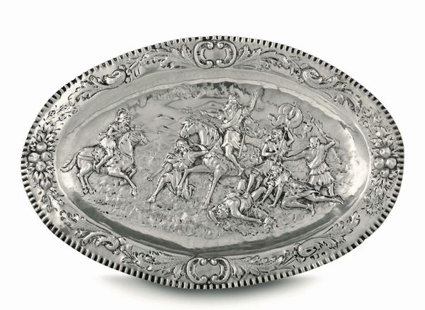 An oval parade platter in embossed and chiselled silver, 19-20th century manufacture