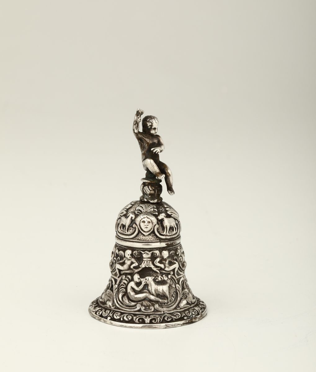 Campanello in Argento Sbalzato e Cesellato, Argentiere Italiano del XX Secolo. Bollo Camerale del...