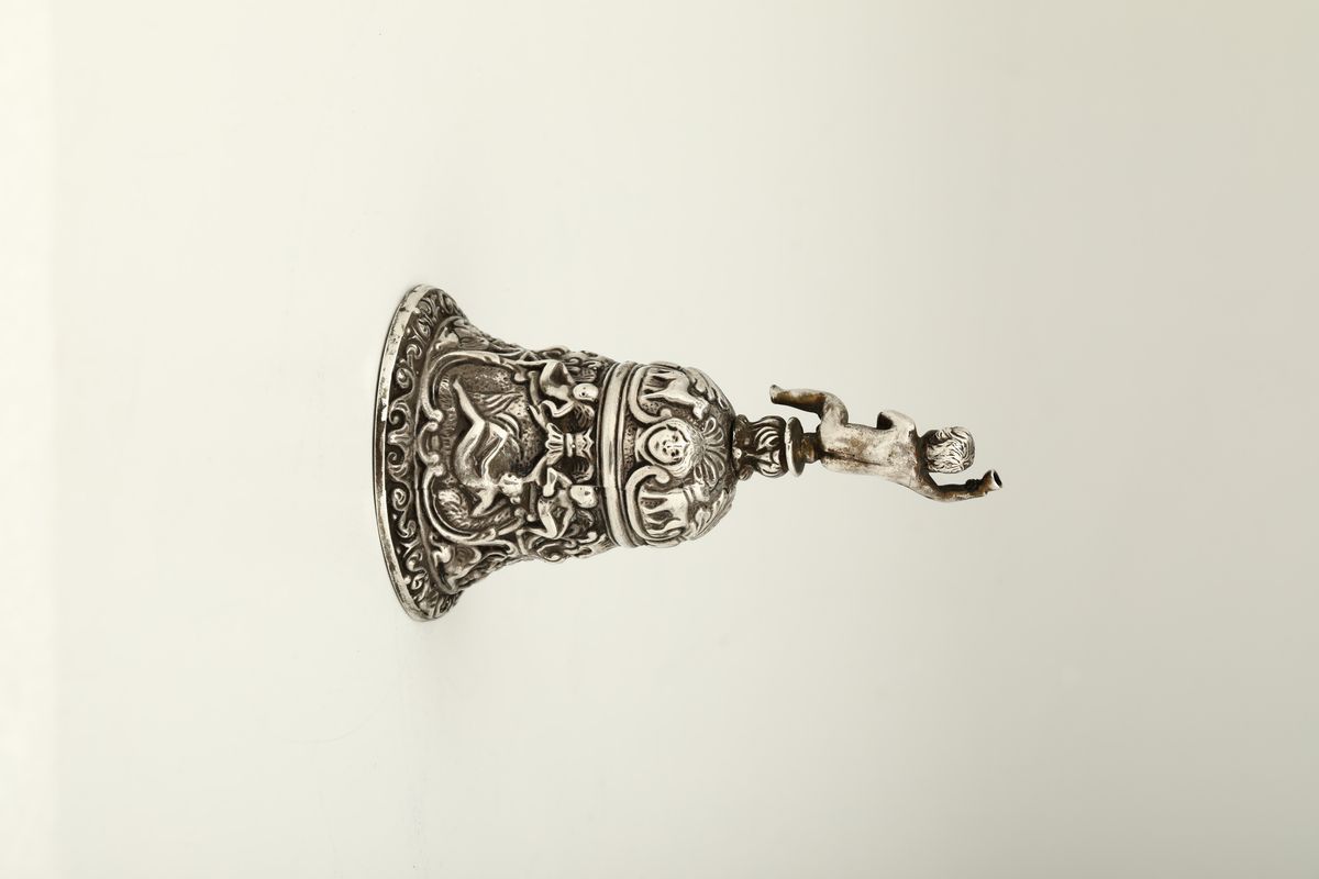 Campanello in Argento Sbalzato e Cesellato, Argentiere Italiano del XX Secolo. Bollo Camerale del...