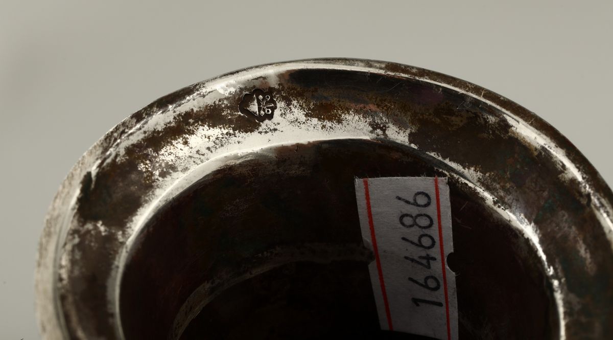 Campanello in Argento Sbalzato e Cesellato, Argentiere Italiano del XX Secolo. Bollo Camerale del...