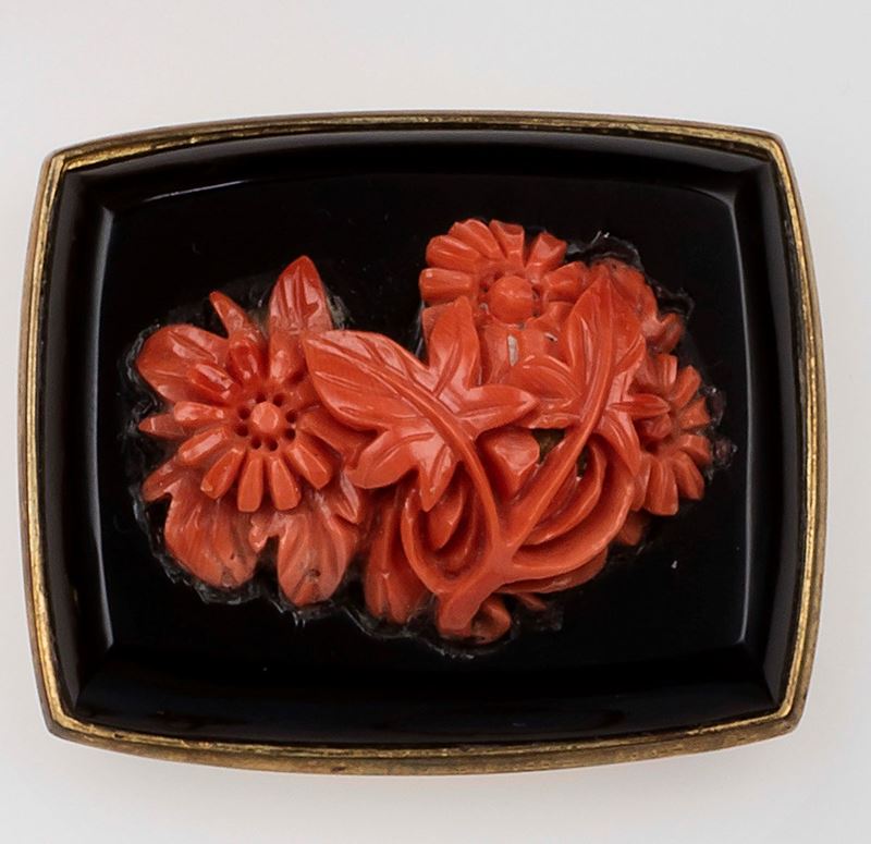 Carved coral and onix buckle  - Auction Fine Jewels - II - Cambi Casa d'Aste