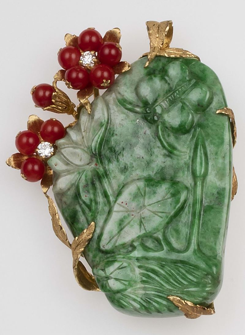 Spilla/pendente in giadeite incisa, corallo e diamanti  - Asta Fine Jewels - II - Cambi Casa d'Aste