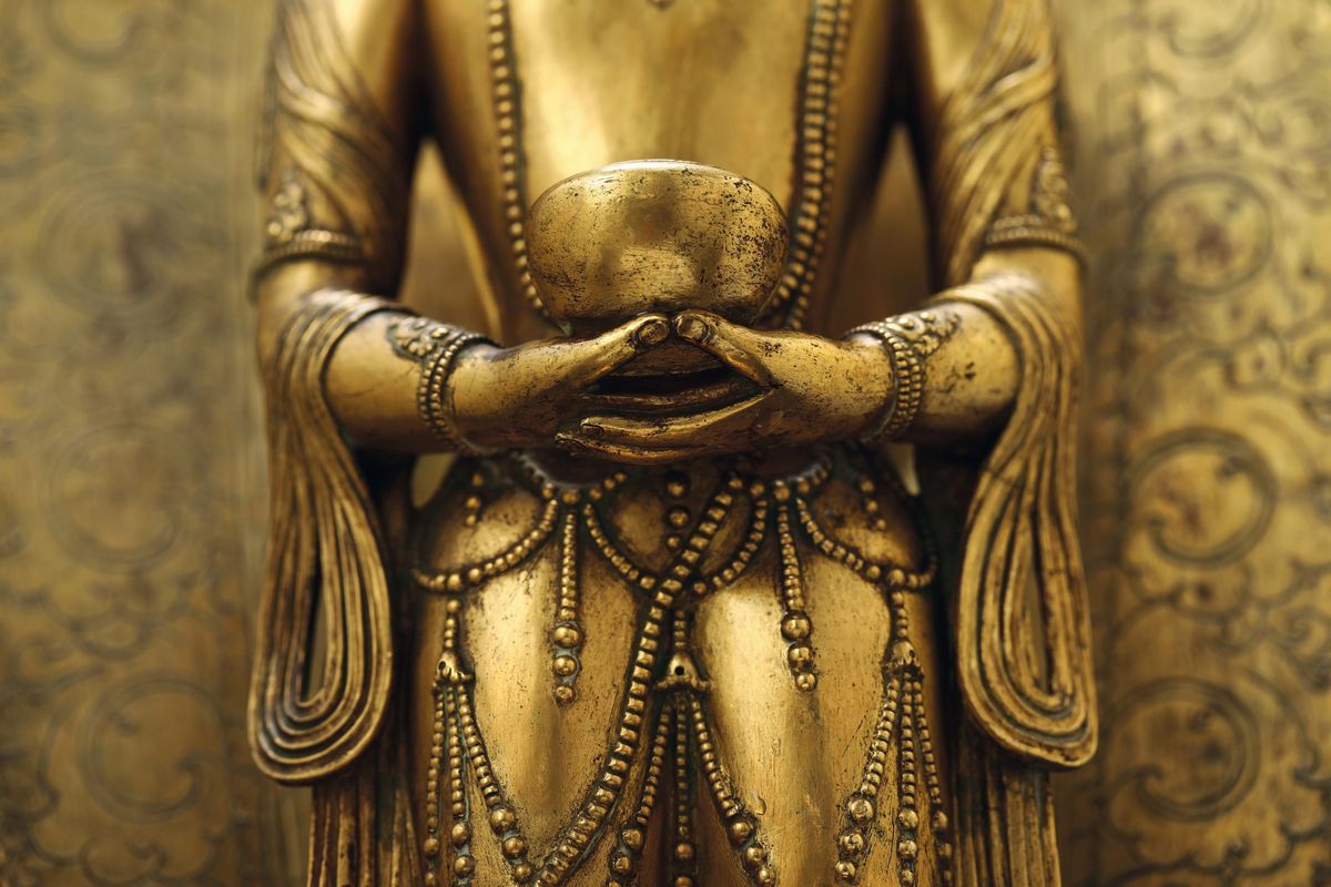 Grande e Rarissima Figura di Amitayus Eretto su Fiore di Loto in Bronzo Dorato con Aura, Zanabaza...