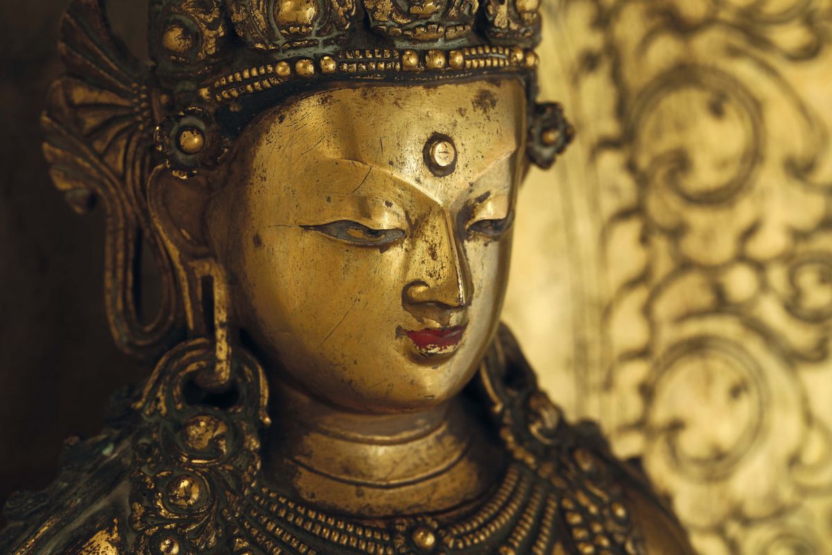 Grande e Rarissima Figura di Amitayus Eretto su Fiore di Loto in Bronzo Dorato con Aura, Zanabaza...