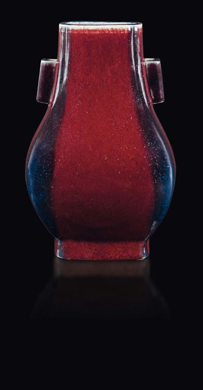 Vaso di Forma Arcaica Hu in Porcellana Flambè sui Toni del Rosso, Cina, Dinastia Qinq, Epoca Jiaq...