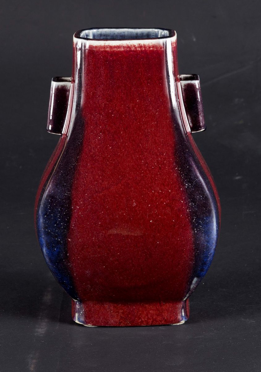 Vaso di Forma Arcaica Hu in Porcellana Flambè sui Toni del Rosso, Cina, Dinastia Qinq, Epoca Jiaq...