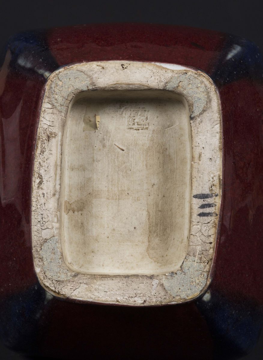 Vaso di Forma Arcaica Hu in Porcellana Flambè sui Toni del Rosso, Cina, Dinastia Qinq, Epoca Jiaq...