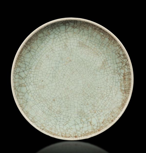 Piatto in porcellana craquelè, Cina, Dinastia Qing, epoca Qianlong (1736-1795)