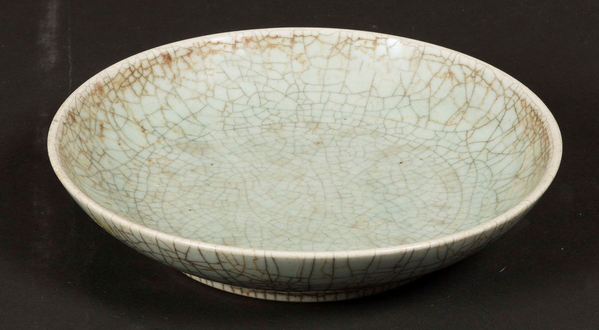Piatto in Porcellana Craquelè, Cina, Dinastia Qing, Epoca Qianlong (1736-1795)