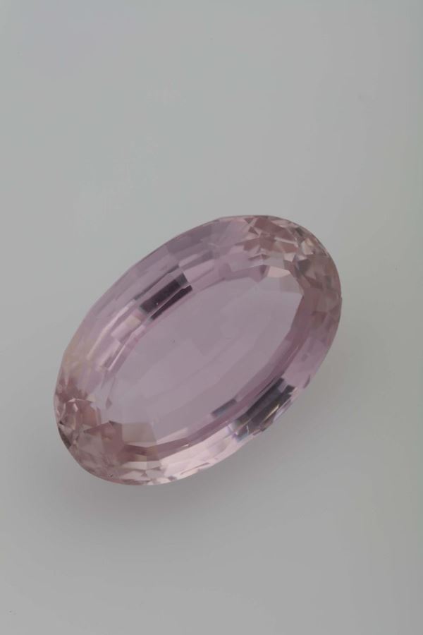 Unmounted oval-cut kunzite weighing 61.17 carats