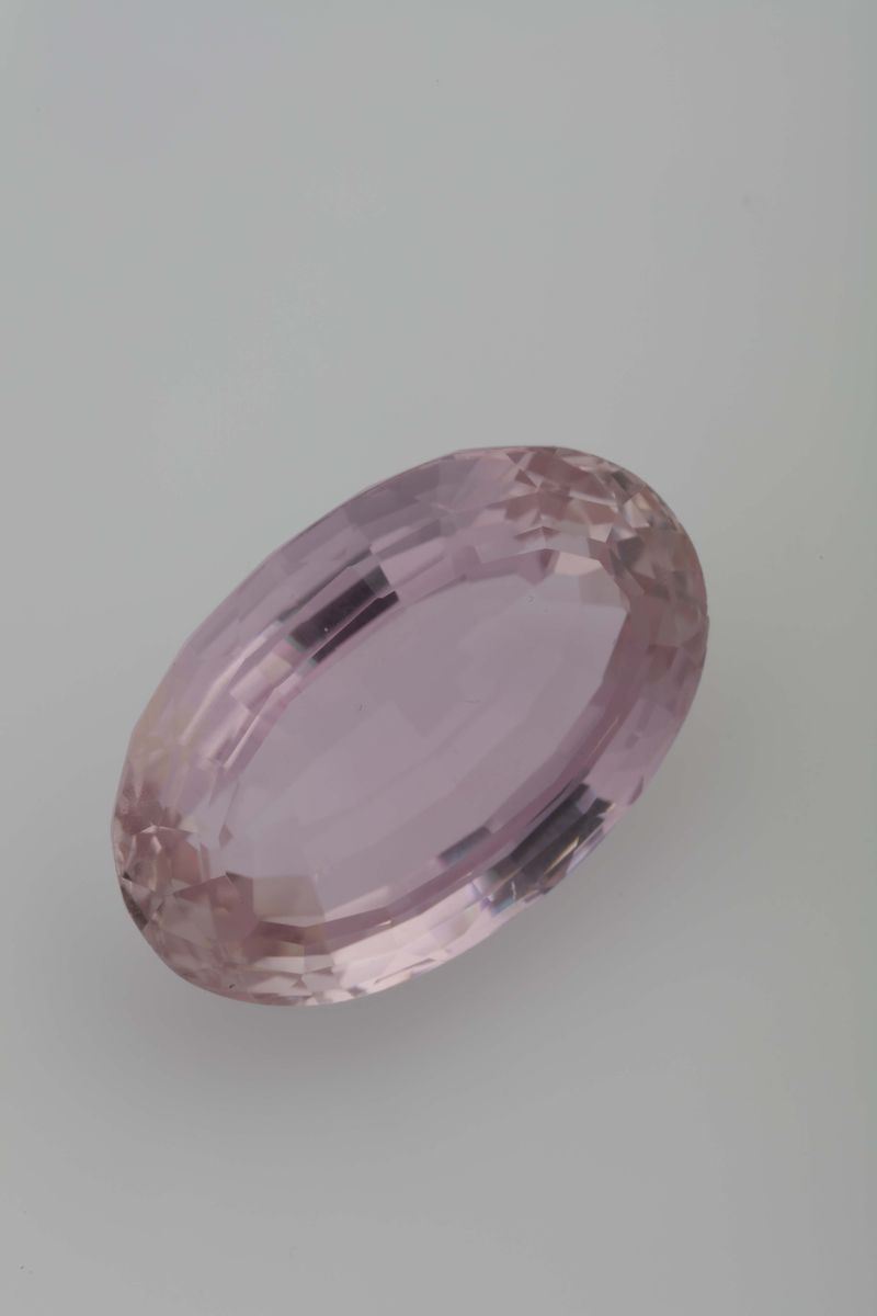Unmounted oval-cut kunzite weighing 61.17 carats  - Auction Fine Jewels - II - Cambi Casa d'Aste
