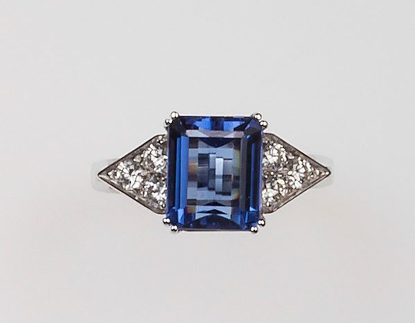 Anello con berillo blu e diamanti