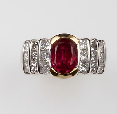 Anello con Rubino Burma di Ct 4,31 e Diamanti