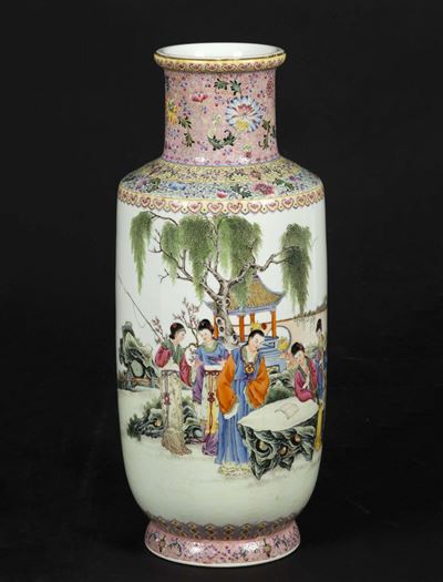 Vaso in Porcellana a Smalti Policromi con Scena di Vita di Corte ed Iscrizione, Cina, Inizio XX S...