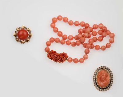 Lotto Composto da una Collana e Due Spille in Corallo