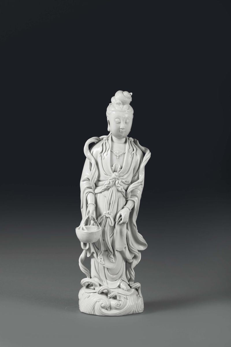 Guanyin in porcellana Blanc de Chine, Cina, XX secolo  - Asta Gusto, Arredi e Dimore. Una Collezione Italiana - Cambi Casa d'Aste