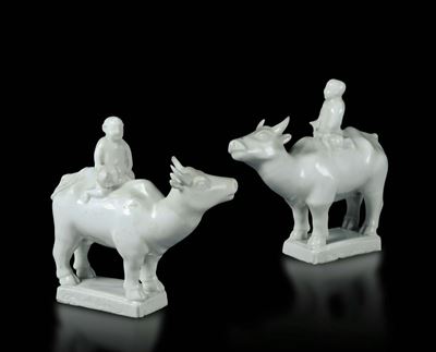 Due Figure su Bufalo in Porcellana Blanc De Chine, Cina, Dinastia Qing XIX Secolo