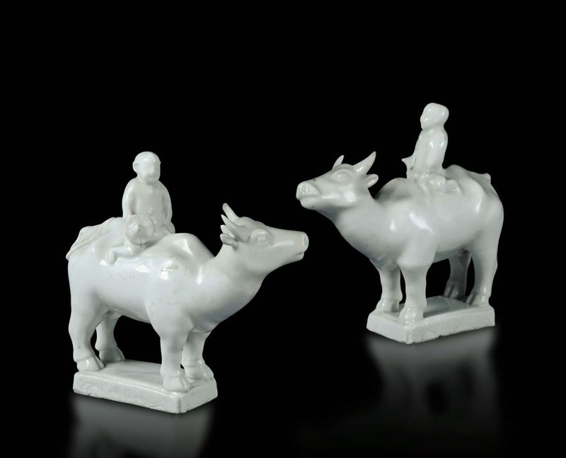 Due figure su bufalo in porcellana Blanc de Chine, Cina, dinastia Qing XIX secolo  - Asta Gusto, Arredi e Dimore. Una Collezione Italiana - Cambi Casa d'Aste