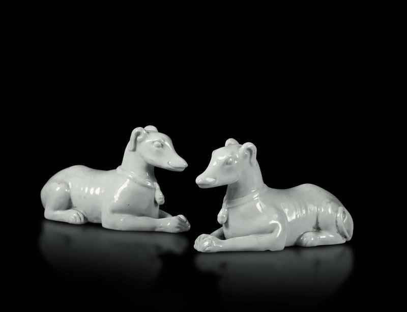 A pair of crouching hounds in Blanc de Chine porcelain, China, Qing dynasty 19th century  - Auction Taste, Furniture and Residences, An Italian Collection - Cambi Casa d'Aste