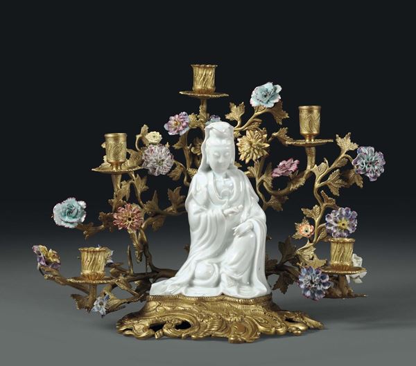 Guanyin accovacciata in porcellana Blanc de Chine, Cina, Dinastia Qing, XIX secolo
