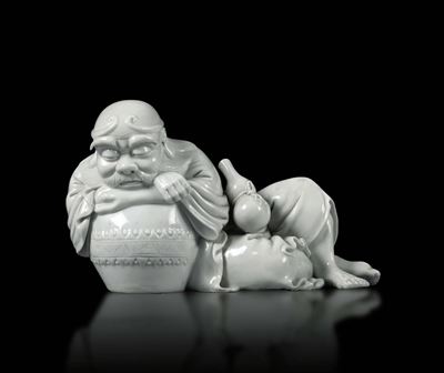 Figura Maschile Accovacciata in Porcellana Blanc De Chine, Cina, XX Secolo