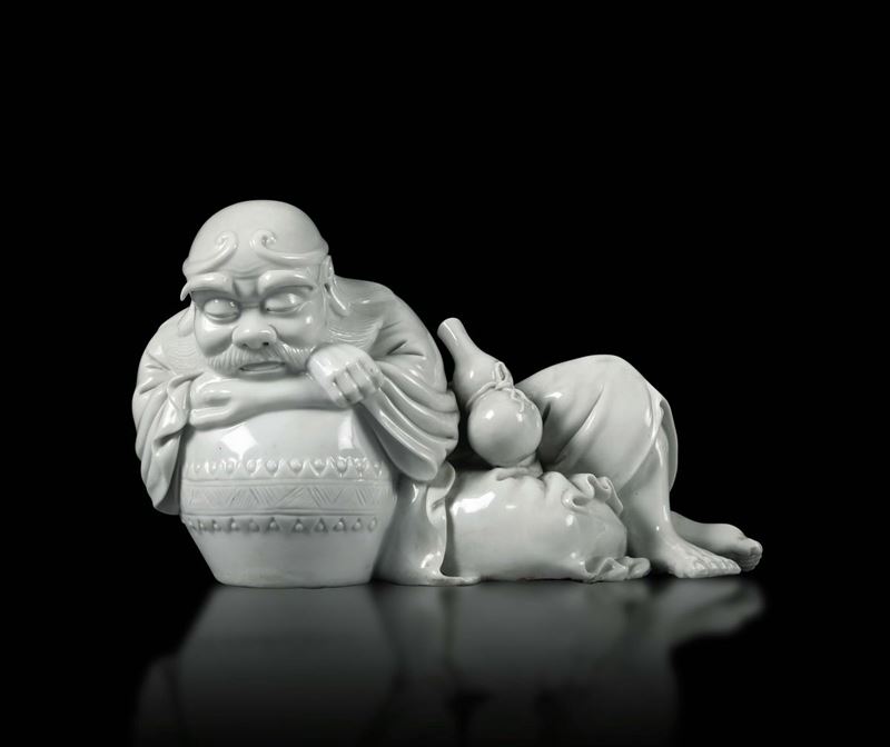 A crouching male figure in Blanc de Chine porcelain, China 20th century  - Auction Taste, Furniture and Residences, An Italian Collection - Cambi Casa d'Aste