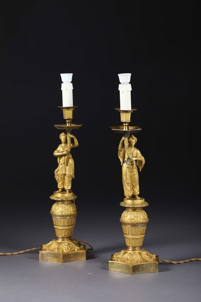 Coppia di Lampade in Bronzo Dorato con Figure Cche Reggono Cornucopia, Periodo Carlo X, Francia X...