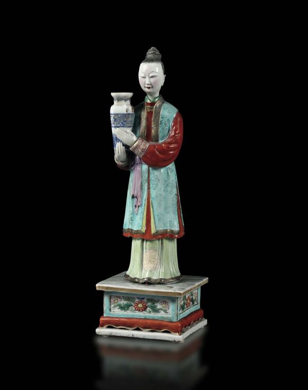 Figura femminile con vaso in porcellana policroma, Cina dinastia Qing, XIX secolo