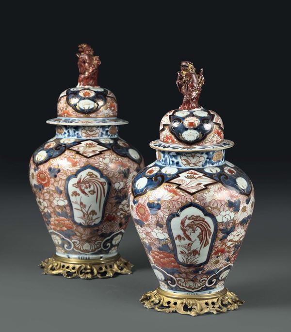 Coppia di potiches con coperchio in porcellana Imari Arita, Giappone, XVIII secolo